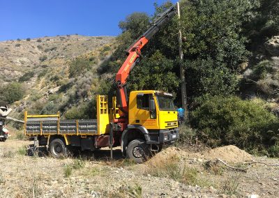 Montaje de postes de hormigón en Castell de Ferro con camión todo terreno